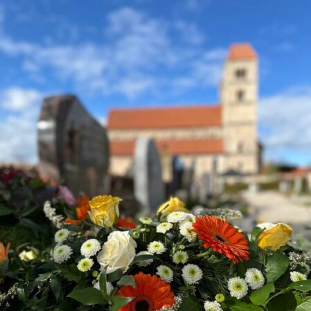 Grabstätte mit Blumenschmuck